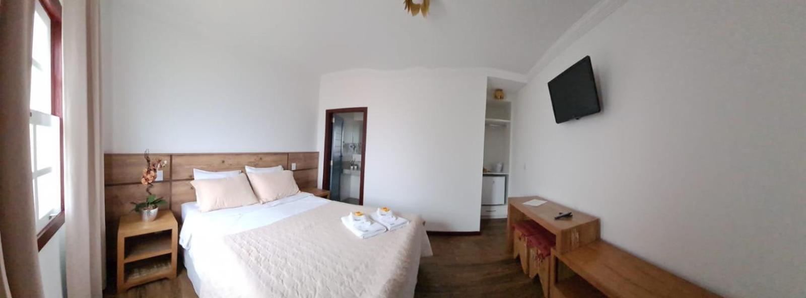 Suíte com Cama Queen-size e Vista da Piscina